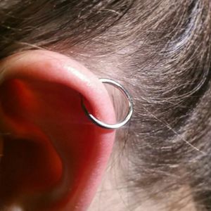 Пирсинг хряща или пинна уха. Украшение для пирсинга - сигментное кольцо из хирургической стали 316L. Студия художественной татуировки и пирсинга Evolution. www.evotattoo.ru. Тел./WhatsApp:8(925)5143553. #earpircing #ear #bodypiercing #piercing_pinna #pinna #piercing #пирсинг #пирсинг_пинна #сделать_пирсинг #прокол_хряща #пирсинг_уха #проколоть_хрящик_уха #украшение_для_пирсинга #украшения #кольца @tat2atom
