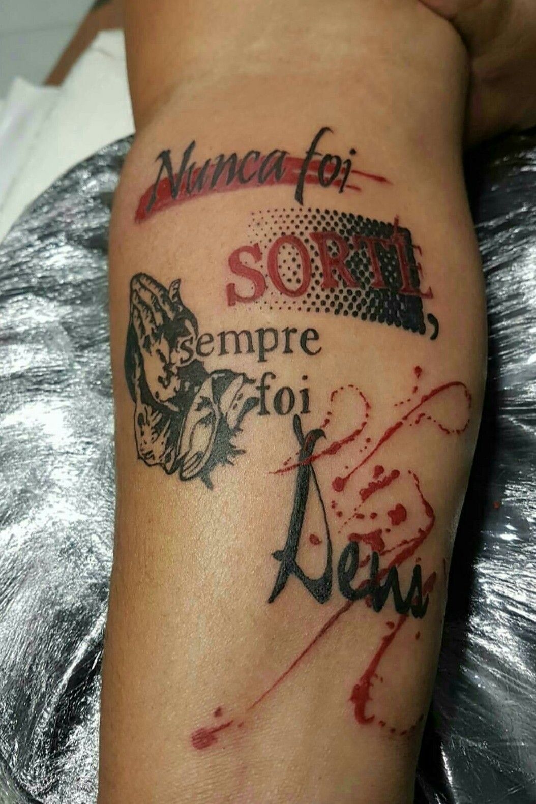 Tattoo uploaded by Corey Daves • Originais exclusivos ! Bora tattoar!  @hamahamatattoovilavelha #tattoo #tattoos #trashpolka #trashrose #tat  #besttattoo #moderntattoo #letattoo #minitattoo #letteringtattoo #letter  #lettering • Tattoodo