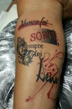 Originais exclusivos ! Bora tattoar! @hamahamatattoovilavelha #tattoo #tattoos #trashpolka #trashrose #tat #besttattoo #moderntattoo #letattoo #minitattoo #letteringtattoo #letter #lettering 