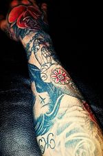 #rose #dayofthedeadgirl #skull #skullandroses #houseofcards #hand #fingers #forearm #sleeve #redandblack #tattoo #ink #inkedup #rosarybeads 