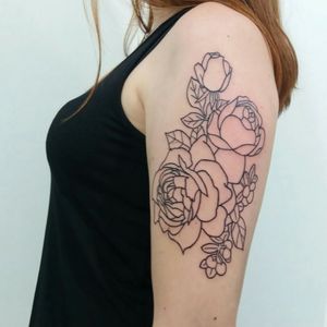 Primeira parte da tattoo! #tattoo #tatuagem #roses #rosas #rosestattoo #rosastattoo #boldlinetattoo #viperink #emestattolshop
