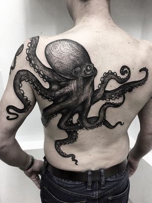 #octopustattoos #blackworktattoo #octopus #customtattoo #freehandtattoo 
