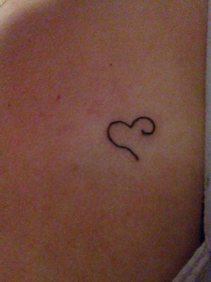 #hearttattoo #heart #oneline #Filos-inkTattoo #Mini-tattoo #tattoomini 