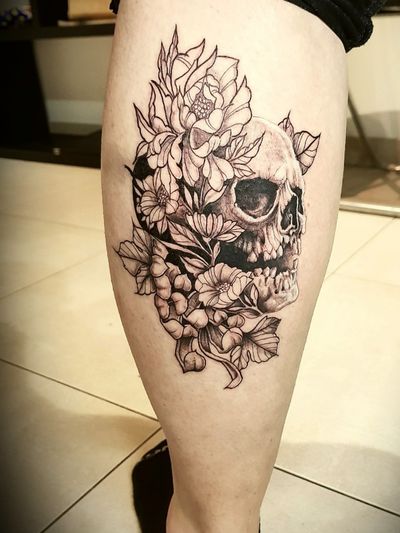 Skull and flower on the calf