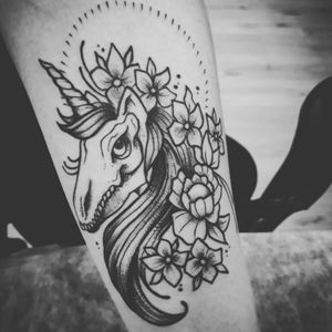 Skullnicorn....By @gabhu_tattoo #artes #arte #artist #artwork #brazilianartist #brazilianart #braziliantattoo #boldlines #cavalo #designtattoo #dessin #dibujo #freshtattoo #flores #flowers #horse #ink #inklove #inkaddict #instalike #instattoo #tattoos #tattooed #tatuadoresbrasileiros #kauaistudio #gabhuferreira 