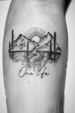Tattoo feita com tema família Paisagem desenvolvida pela artista e frase da música one da banda U2 Daya da fractal Ink