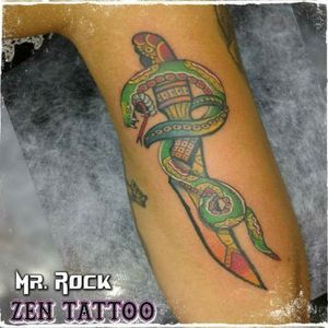 Zen Tattoo - Punhal com serpente.#punhal #serpente #knife #snake #zentattoo #mrrock #oblogdozen #tattoo #tatuagem #tatuaje #tatouaje #tatuaggio #taquaritinga #taqua #eletricink #everlastcolors #instattoo #instaink #ink #inklovers #inklife