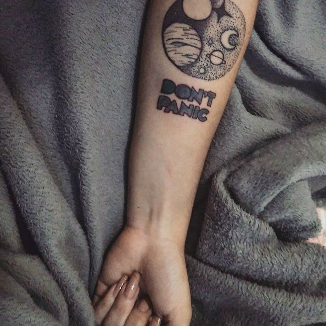 Татуировки с надписями  Не паникуй Dont Panic