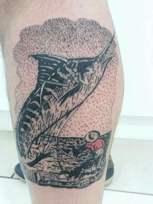 Tattoo que rolou hoje aqui na EMES! #tattoo #tatuagem #peixe #fish #pescador #livro #Santiago #homenagem #Hemingway #autor #viperink #grupoamazon #emestattooshop