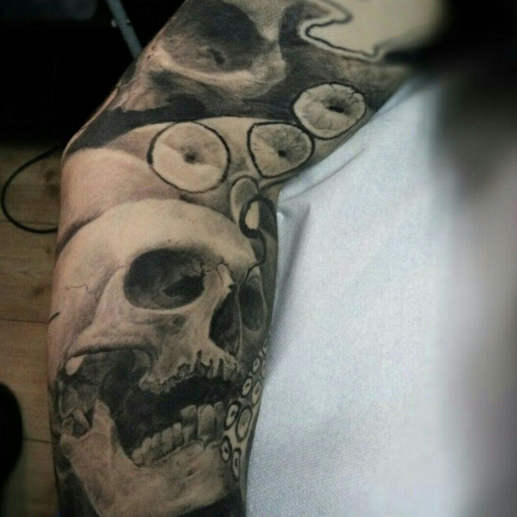 Tattoo uploaded by Sergey Aldrun • artist: @sergey_aldrun #skull #skulls  #blackandgreytattoo #octopus #tattoo #realism #realistictattoo • Tattoodo