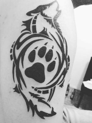 Wolf paws Artist:@gbarucci tatoo Franca Brazil 