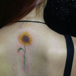 Meraki, fazer algo com a alma e amor. Girassol, felicidade e vitalidade, muito sgnificado em um desenho tão pequeno feito na @dezinhafc Obrigado pela oportunidade de poder fazer essa arte em ti, vlw mesmo!!! ✌😁 #merakı #girassol #floralart #girassoltattoo #lineworktattoo #tattoo #tattoodo #tattoos #tattoo2me #tattoo2us #deliriumtattoogaleria #igordido