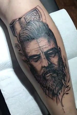 Última tattoo do ano Artista: Zairo Tattoo Studio Chapecó - SC #vikingtattoo #Vikings #ragnarlothbrok #blackandgreytattoo #tattooart 