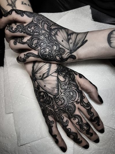 #blackwork#handtattoos#customdesign#darkness#tatt#tattoos#filigree#filigreedesign#freehand#fingertattoos#handtattoo#blackworkerstattoo#blackworkerssubmission#black#blackink#darkartists#ttt#tttism#tttpublishing#ink#hands#elegance#fkirons#bw#blackwork