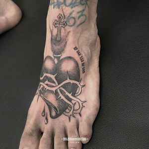 Hand Poked Tattoo done at Manomorta Tattoo Bergamo italy by Silvia Placenta #handpoketattoo #handpoke #handpoked #blackandgraytattoo #tattoo #machinefree #italiantattooartist #tattooist #tattooitaly #sacredhearttattoo 