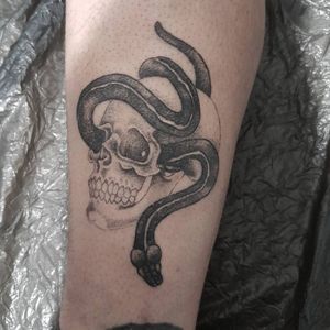 Hand Poked Tattoo done at Manomorta Tattoo Bergamo italy by Silvia Placenta #handpoketattoo #handpoke #handpoked #blackandgraytattoo #tattoo #machinefree #italiantattooartist #tattooist #tattooitaly  #skullandsnake 