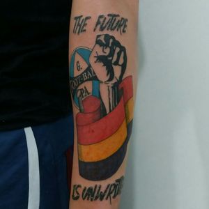 Última tattoo do ano de 2017! Tattoo cheia de significados para o nosso grande amigo Lucas.#tattoo #tatuagem #Espanha #Spain #flagtattoo #gremiotattoo #footballtattoos #viperink #grupoamazon #emestattooshop