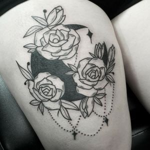 Roses and chains on the moon #blackandgreytattoo #blackworktattoo #blackworkerssubmission #blackworkers #darkartists #chicagoartist #ladytattooers #linework #dotwork #handpoke #ornamental #decorative #thigh #rose #moon 