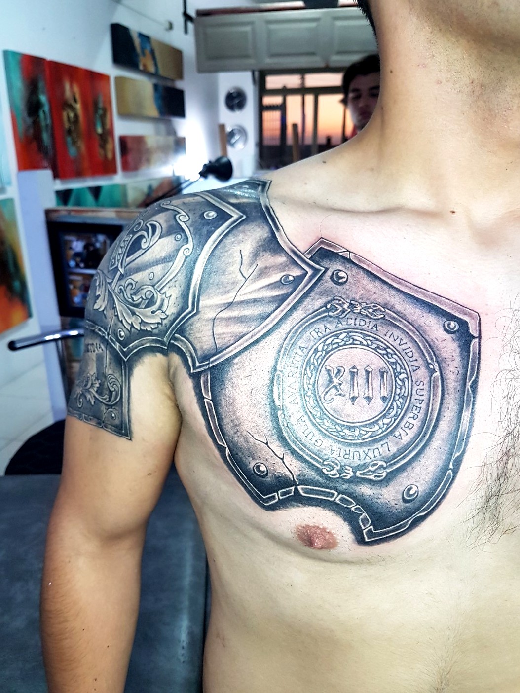 tatuaje de armadura en el hombro