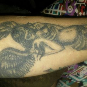 A big, burly guy from NC who called himself Pooh Bear is the person who did this tatt. Regretfully, I don't know the name of his shop or what city he was in. This was done 10 years ago and has had no retouches and was taken on a cheap ass camera. Sorry for the inconvenience.#daylosmuertos #dayofthedead #darkangel #sugarskull 