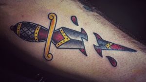 Dagger tattoo#traditionalrosetattoo #daggertattoo #traditionaldesign #traditionaltattoo #oldschooltattoo #vintagetattoo #apprentice #tradworkers 