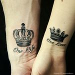 Парные татуировки - короны и надписи. Работа выполнена одним сеансом по заранее подготовленным макетам/эскизам. Студия художественной татуировки и пирсинга Evolution. Тату мастер Вадим. www.evotattoo.ru. Тел./WhatsApp: 8(925)5143553. #tattoo #tattoos #one_life #one_love #corona #corona_tattoo #inscription #tattoo_later #love #life #one_team #tattoo_artist #тату #татуировка #татуировки #корона #парные_тату #одна_жизнь #одна_любовь #тату_студия #тату_мастер_вадим #тату_студия_evolution #татуировки_москва @tat2atom