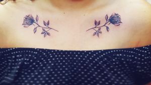 #tattoo #flor #flores #flowers #ramo #cravicula #ombro #tatuagem #tattoo #blackandgrey #sombreado  #rascunhada # #tomdaffara #petalas #2rosas #artblack #blackart 