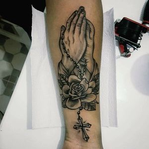 Religiosas, Pray Hands e Realismo