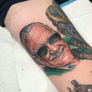 @mikeylotattoos added Stan Lee to my Marvel leg sleeve.#stanlee #marvel #MarvelTattoos #thanos #thanostattoo #comic #comicbook #ComicTattoos #legsleeve #legtattoo 