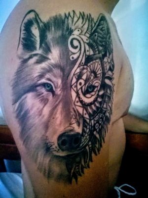 #geometrictattoo #geometricfolf #realistwolf #wolf #wolftattoo #wolfhead #blueeyes #animaltattoo #animalrealist #Tattoarm #animals 