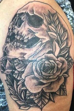 Skull and Roses black and grey