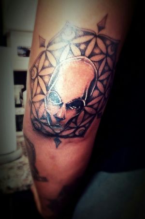 Elbow tattoo by resident artist Tony#tattoo #blackandgreytattoo #alientattoo. #elbowtattoo #mandalatattoo #sacredskinstudios #customtattoo #custom 