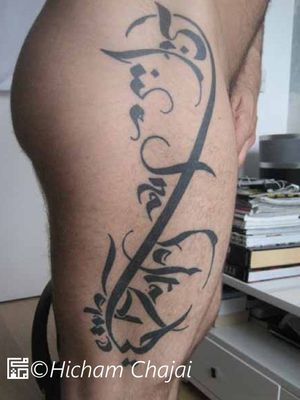 Mix of Latin and Arabic Calligraphy...#tattoooftheday #latinscript   #arabic #arabicscript #arabictattoo #letter #lettering #letteringtattoo #calligraphy #calligraphytattoo #latin #leg #legtattoo