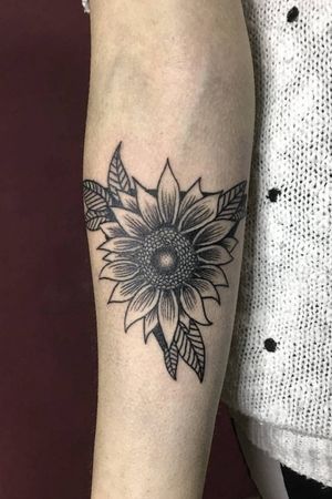• 🌻 • #sunflowertattoo #sunflowers #painting #blackandwhiteink #blackandwhitetattoo #blackAndWhite #Black #tattooapprentice #tattoo #tattoos #tattooart #tattooing 