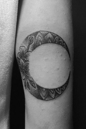 • 🌙 • #moon #moontattoo #mandala #blackwork #blackink #blackandwhite #blackandgreytattoo #tattoo #tattoos #tattooart #tattooapprentice #tattoodo #tattoomag #mushtattoo