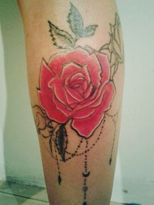 Rosa casi terminada... #inked  #ink #tattoo #tajuaje #rose #rosa #colortattoo #sketchtattoo #rubyred #intenze #intenzeink #dinamicink #dinamic #inspirationtattoo 