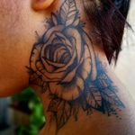 Tattoo Rosa no pescoço #tattooartist #blackandgrey #blackworktattoo #rosas #rose #art 