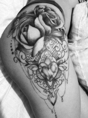 Tattoo da Cleoma #blackandgrey #tattoofeminina #blackworktattoo #roses #tattoorosas #dymond #mandalatattoo 