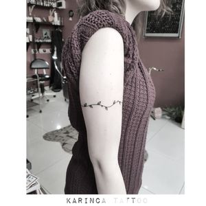 🍃Instagram: @karincatattoo #leaf #tattoo #arm #band #tattoos #tattoodesign #tattooartist #tattooer #tattoostudio #tattoolove #tattooart #istanbul #turkey #dövme #dövmeci #design #girl #woman #tattedup #inked #ink #tattooed #small #minimal #little #tiny #flower #botanical #black