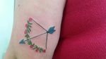 Arco e flecha com flores free hand! #tattoo #tatuagem #flechatattoo #flores #flortattoo #freehandtattoo #freehandart #freehand #viperink #grupoamazon #emestattooshop