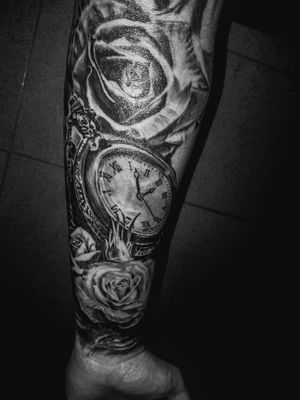 In process! #pocketwatch #rose #blackandgreytattoo #realism #sleeve #manga #rosa #blancoynegro #realismo #reloj #tattooart 