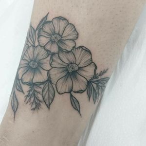 Instagram @marianogueira_tattoomarianogueiratattoo@outlook.com#tatuadorasbrasileiras #tattoodo #tattoo2me #tattooart #tatuagem #tattoolife #tattoonovale #inkgirls #floral 