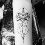 Simple lotus tattoo #lotustattoo #lineworktattoo #geometrictattoo #paisleytattoo #blackAndWhite #girlswithtattoos #girlytattoo 