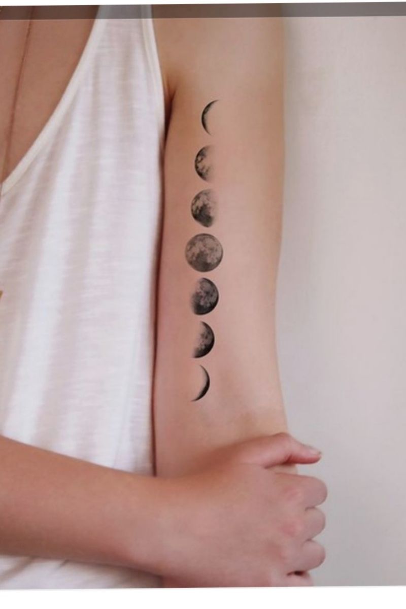 Тату луна для девушек. Лунный цикл тату. Фазы луны татуировка. Цикл луны тату. Тату лунный цикл на запястье.