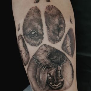 Dog 😍🙏#tattooartist #tattooart #tattooer #tattooartistmagazine #tattooblackandgrey #tattoodog #tätowierer #tätowieren #tätowierung #blackandgreytattoo #blackandgreyrealism #besttattooartist #sullenclothing #SullenFamily #electricink 