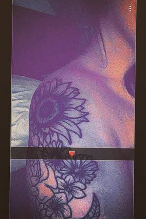 Unknown Artist With A Wicked Little Half Sleeve On The Upper Arm! #halfsleeve #sunflowers #flowersleeve 