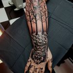 Spooky surrealness I tattooed today #phoenixblazetattoos #tattoo #tattoos #bat #battattoo #vampire #vampirebat #bng #blackwork #pointilism #neotraditional #surreal #forest #fingerbangers #handtattoo #fingertattoo #armtattoo #spooky #greyscale #illustration #bodyart 
