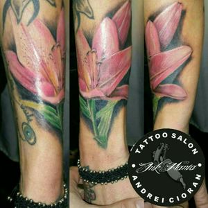 Flower tattoo #floraltattoo #flower #flowertattoo #3D #3dtattoo realistic #radiantcolors #andreicioran #inkmaniatattoosalon