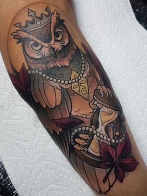 Classic owl on an hourglass with some leaves on the forearm. #neotraditional #neotraditionaltattoo #owl #owltatto #ferfectus 