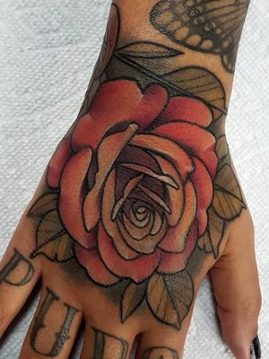 Rose wrapped on the wrist with the stem.#neotraditionaltattoo #neotraditional #neotraditionaltattoos #rose #rosetattoo #handtattoos #handtattoo #ferfectus
